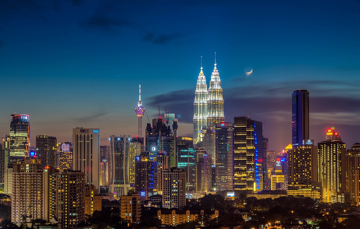 پرونده:Moonrise over kuala lumpur.jpg - ویکیپدیا، دانشنامهٔ آزاد