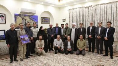 دیدار معاون فرهنگی دانشگاه آزاد با خانواده و مادر مکرم شهیدان پاکپور