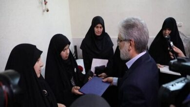 اهدای مدرک دانشآموختگی دانشجوی شهید علمی کاربردی توسط وزیر علوم اهدای مدرک دانشآموختگی دانشجوی شهید علمی کاربردی توسط وزیر علوم